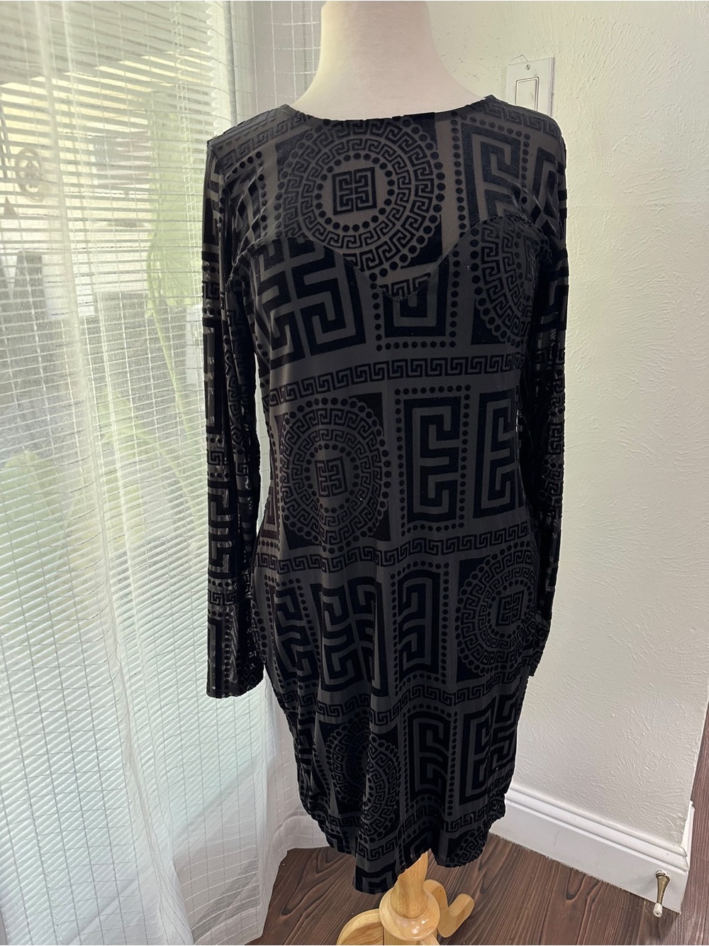 Women’s Black Geometric Dress Size 2X – Fits Like 1X – Sheer Back - Picture 2 of 12